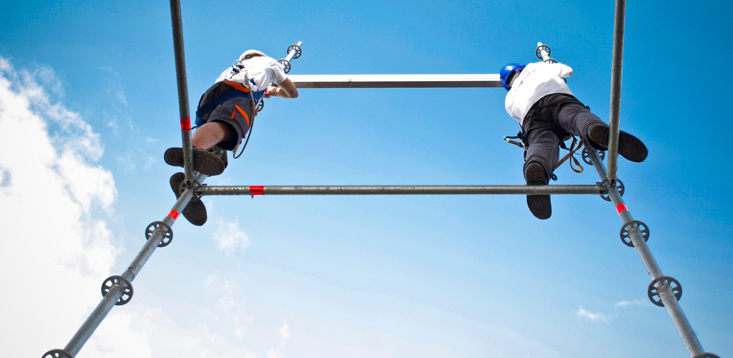 Ger-Dach Mérnök Kft. - Munkások állványoznak
